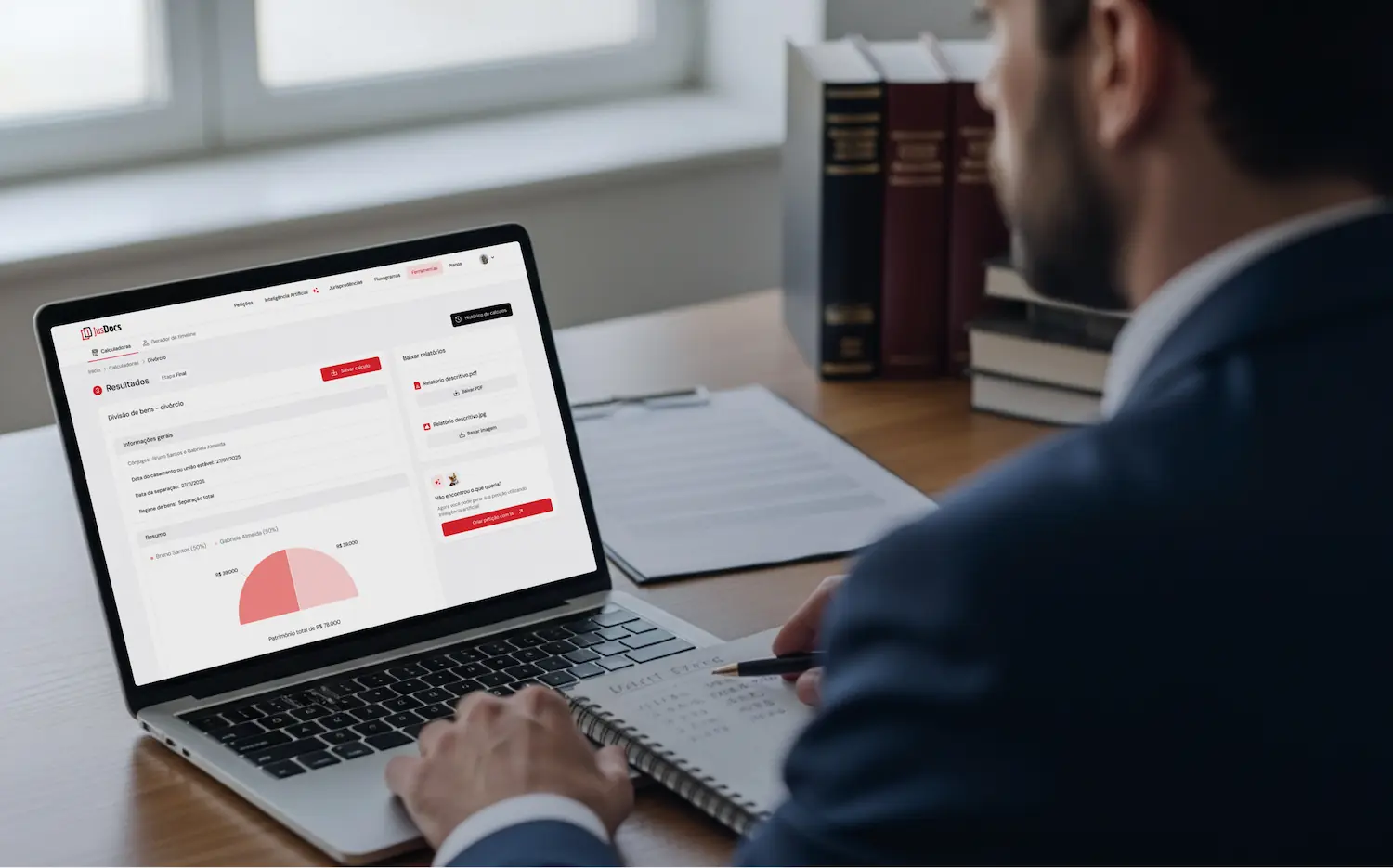 Advogado visualizando dashboard com resultados claros